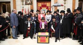 Manuela Carmena y la Alegre Cofradía del Entierro de la Sardina despiden el carnaval