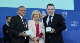 La alcaldesa ha recibido hoy la Copa de la Champions League de manos de Paolo Futre y Roberto Carlos en nombre de la ciudad que es sede de la final