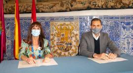 El director de Turismo del Ayuntamiento de Madrid, Héctor Coronel, y la presidenta de la Asociación Profesional de Guías de Turismo (APIT), Rosa Lisandra, han firmado esta mañana el acuerdo de colaboración para la organización y celebración de la tercera edición del Premio Mejor Visita Guiada de Madrid.