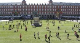 SpY interviene la Plaza Mayor con una pradera gigante de césped natural