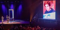 Almeida entrega el Premio Madrid Ciudad Mágica a David Copperfield en el Teatro Circo Price