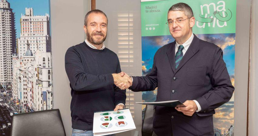 El director de Turismo del Ayuntamiento de Madrid, Miguel Sanz, y el presidente de la Asociación Española de Profesionales del Turismo (AEPT), Santiago Aguilar, han firmado esta mañana el acuerdo de patrocinio para la organización y celebración de la décima edición del premio Madrid Acoge