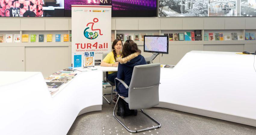 El Centro de Turismo Plaza Mayor celebra  una jornada de puertas abiertas para dar a conocer todos los recursos accesibles y sus procedimientos de atención a personas con discapacidad de los que dispone