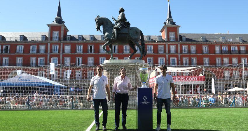 Marta Higueras, Fernando Morientes y Roberto Solozábal han trasladado la Copa desde la Plaza Mayor hasta Sol, dando así inicio a cuatro días de la fiesta del fútbol