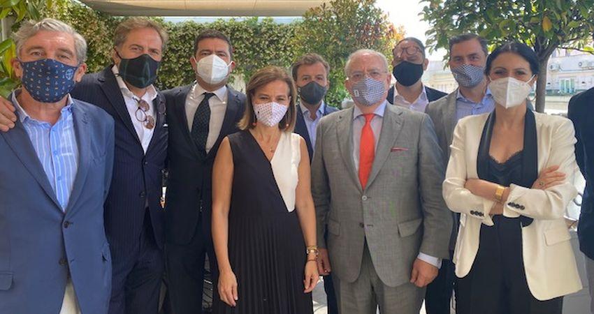 La concejala delegada de Turismo, Almudena Maíllo, con Gabriel García, presidente de la Asociación Hotelera de Madrid y miembros de la asociación