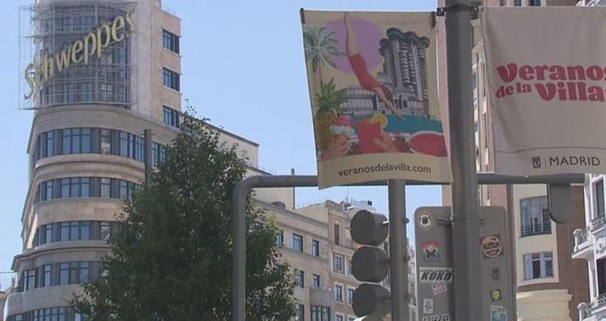 Cartel de Veranos de la Villa 2021 en la calle Gran Vía 
