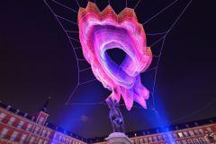 El cielo más cerca en la Plaza Mayor con la nube de color de Janet Echelman