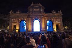Miles de personas recorren el “paseo” nocturno de Luna de Octubre