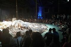 La performance visual Yabba llena la Nave 16 de Matadero